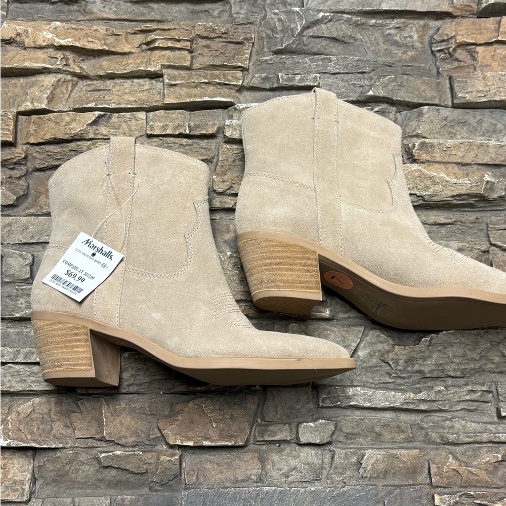 Dolce Vita Sama Western Suede Boot Bootie Sz 7 NWT Taupe Pull On Cowgirl Weekend
